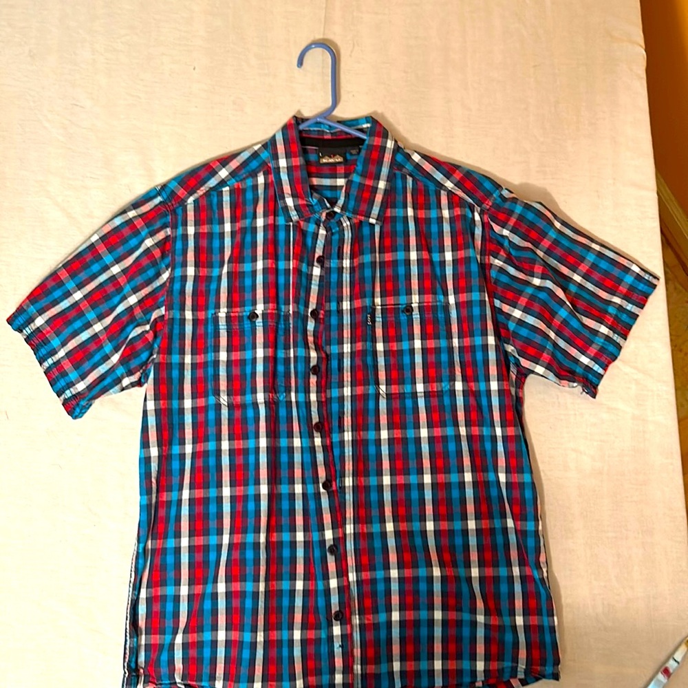 Kavu men’s button up short sleeve shirt.  Multicolored size large.